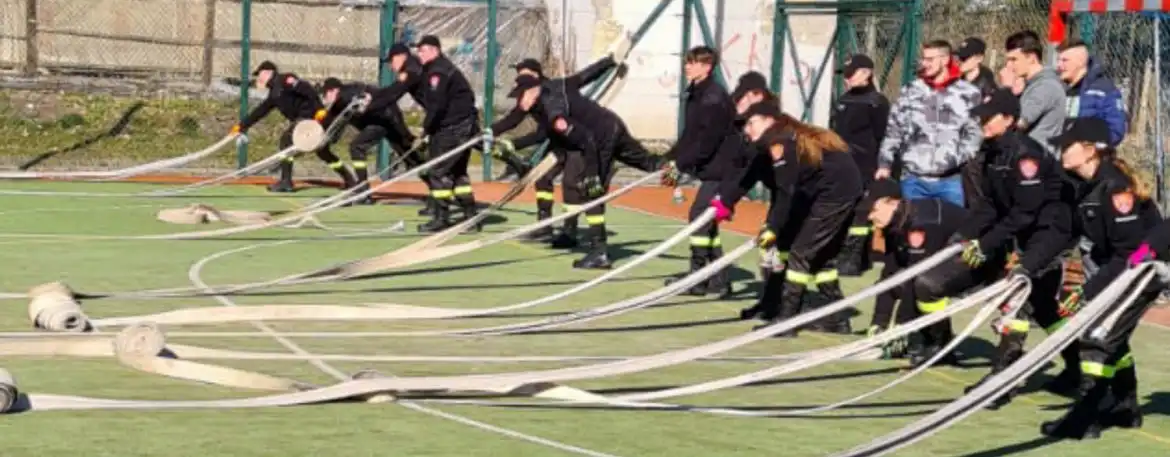 Uczniowie klasy pożarniczej ZS w Marcinkowicach ćwiczą umiejętności
