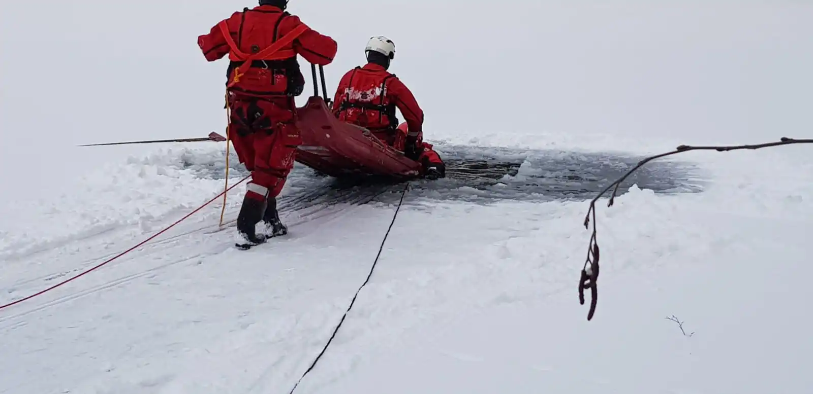 Sądecczyzna: Strażacy ćwiczyli prowadzenie działań ratowniczych na zamarzniętym akwenie