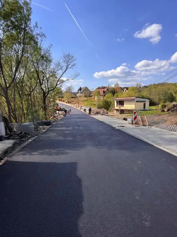 Droga powiatowa w centrum Koniuszowej przejezdna i z nową nawierzchnią
