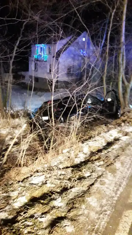 Koniuszowa. Samochód wypadł z drogi i uderzył w drzewo