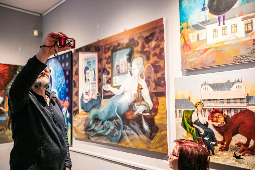 Barwne światy Marty Kołodziej w Muzeum Nikifora w Krynicy-Zdroju