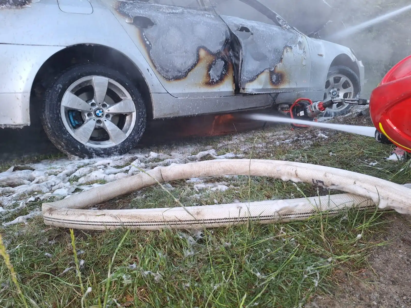 Brzezna: Strażacy gasili pożar samochodu osobowego