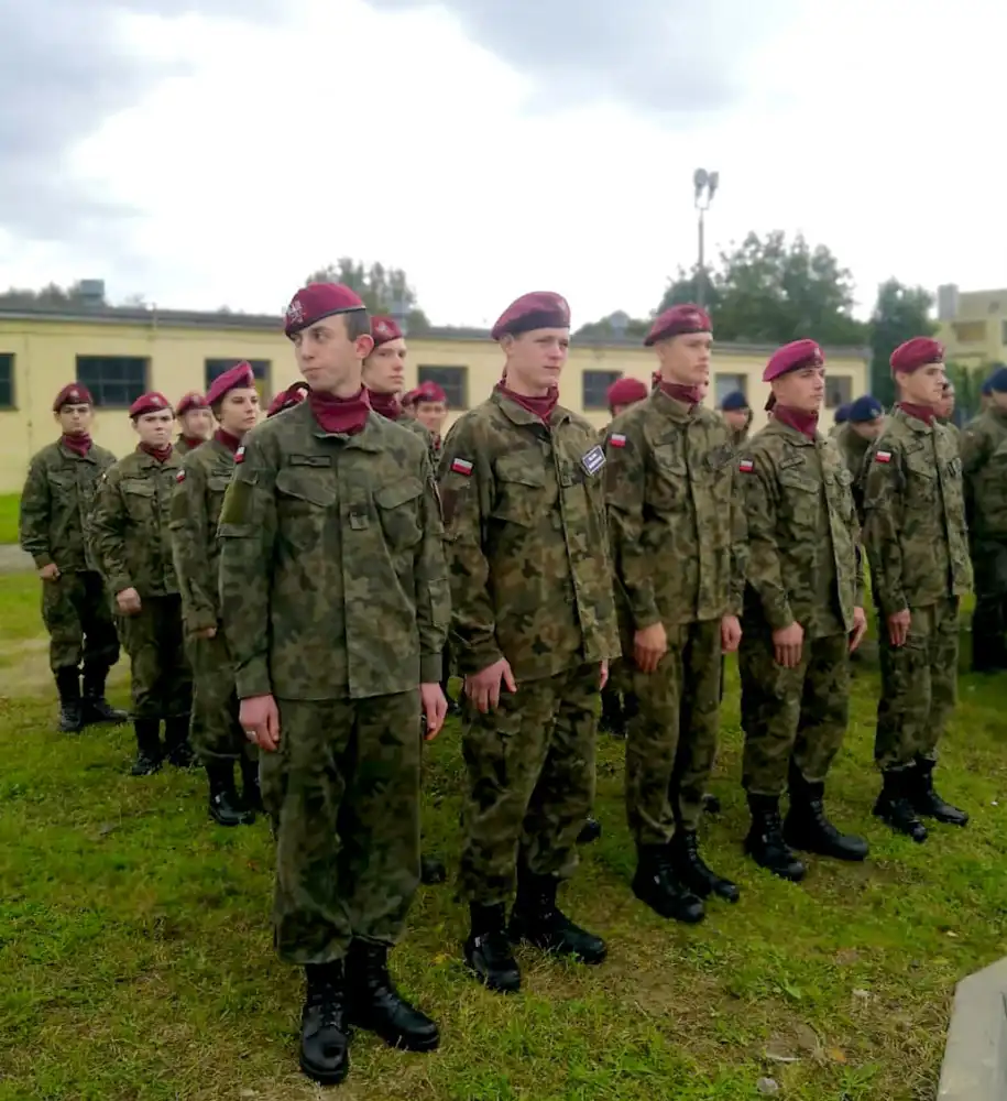 Uczniowie ZS w Marcinkowicach wzięli udział w uroczystościach z okazji Święta 6. Brygady Powietrznodesantowej w Krakowie