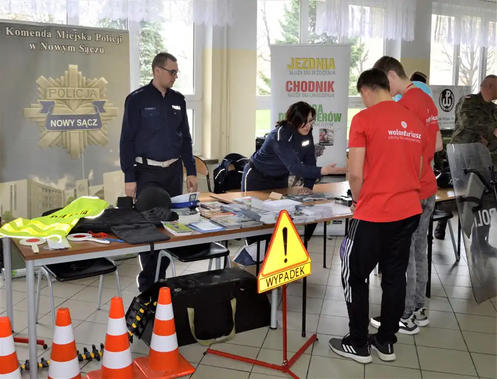 Sądeccy policjanci z wizytą w Zespole Szkół nr 2 im. Sybiraków w Nowym Sączu