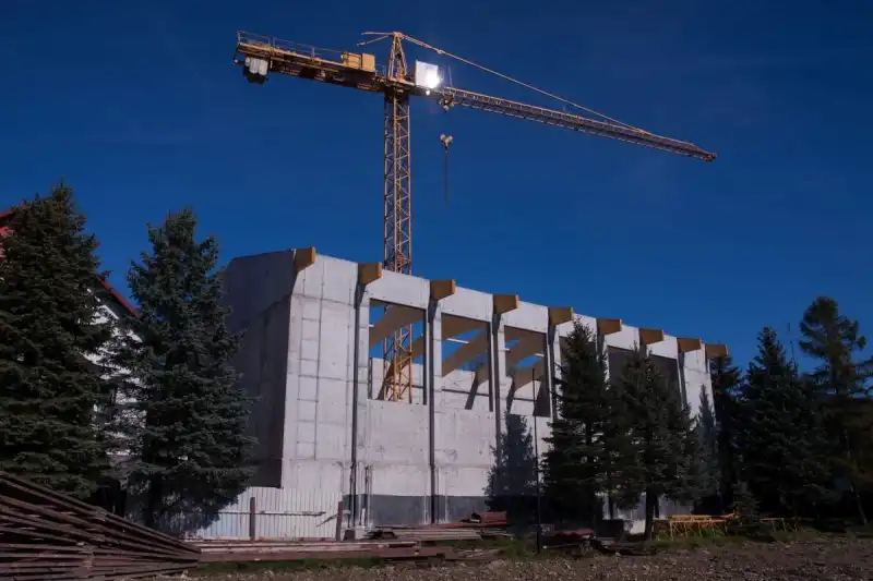 Trwa budowa sali gimnastycznej przy szkole w Miłkowej