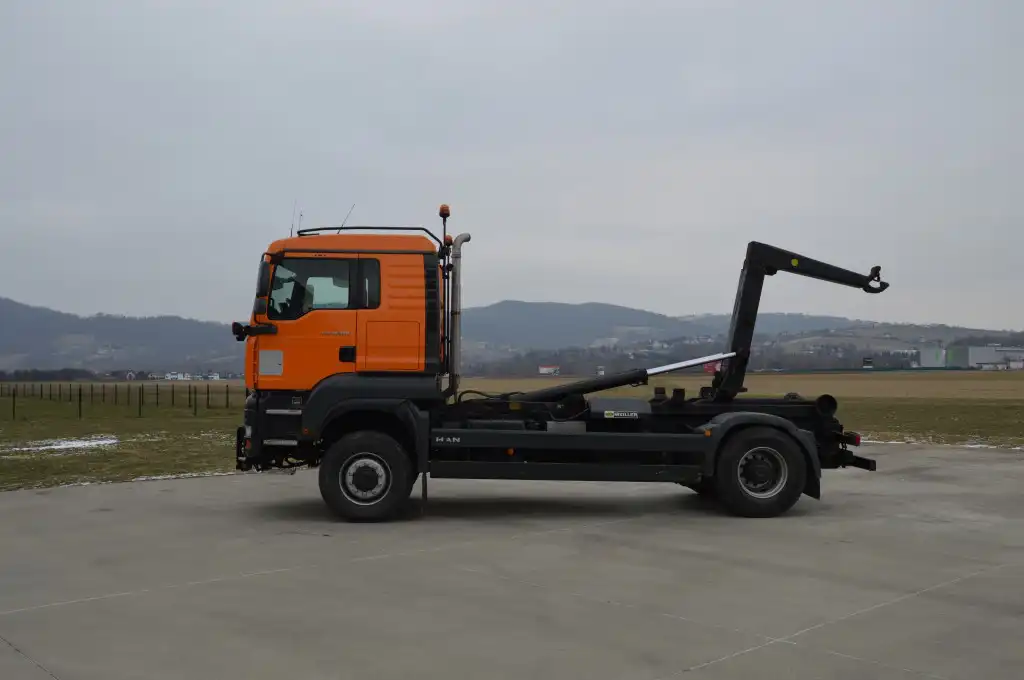 Zakład Gospodarki Komunalnej „ŁOSOSINA” z nowym samochodem