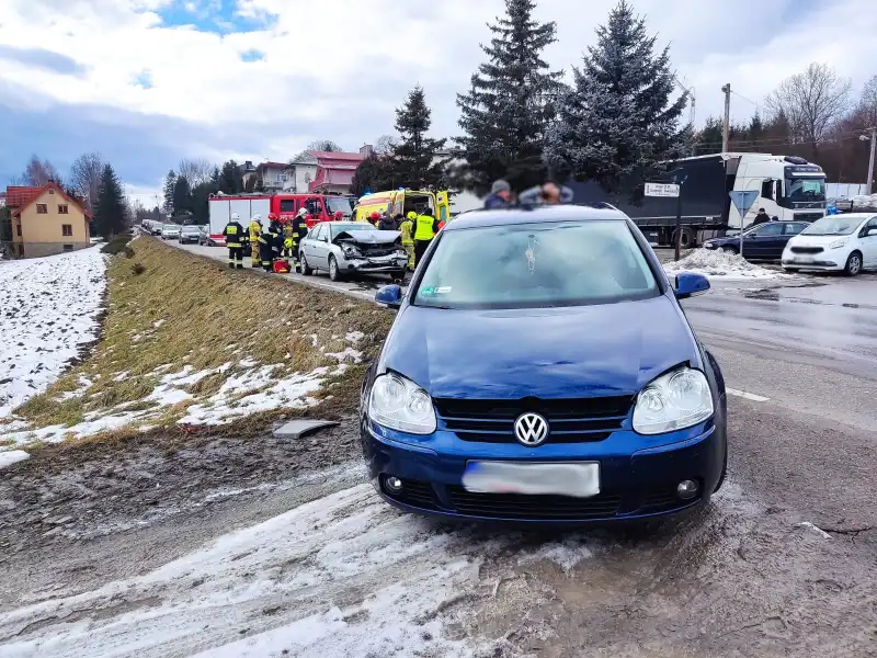 Korzenna: Zderzenie dwóch osobówek. Dwie osoby poszkodowane