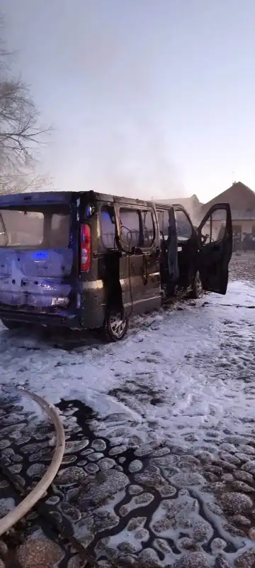 Płonący pojazd na rynku w Starym Sączu. Straż pożarna w akcji