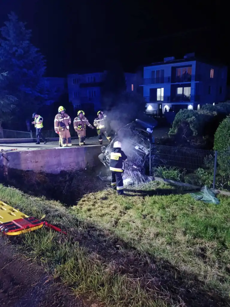 Wypadek na DK28 w Libuszy. Trzy osoby ranne, jedna zakleszczona