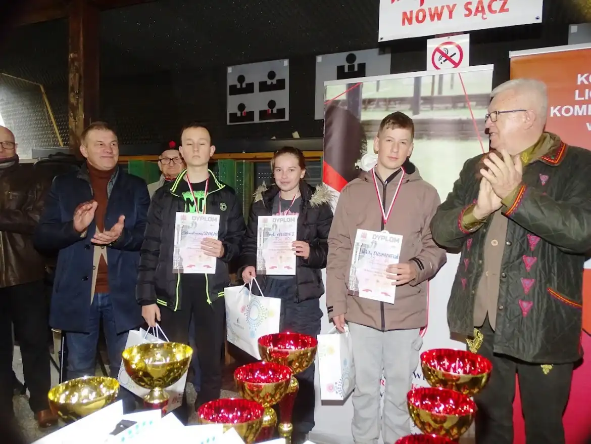 "10 strzałów Ku Chwale Ojczyzny". Patriotyczne zawody strzeleckie na sądeckiej strzelnicy