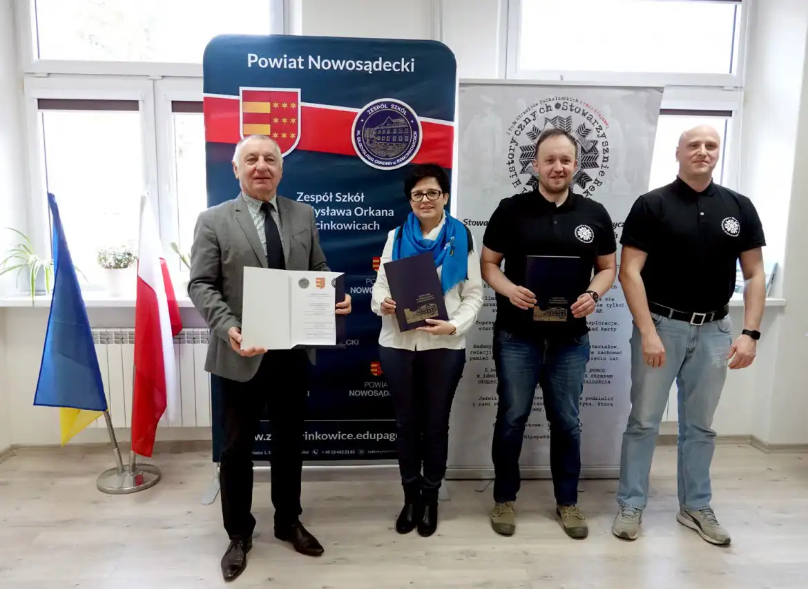 Starosta nowosądecki oraz szefowie Stowarzyszenia Rekonstrukcji Historycznych 1PSP AK podpisali porozumienie o współpracy