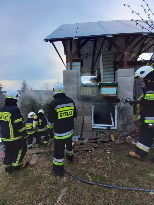 Pożar instalacji fotowoltaicznej na parterze budynku gospodarczego w Maszkowicach