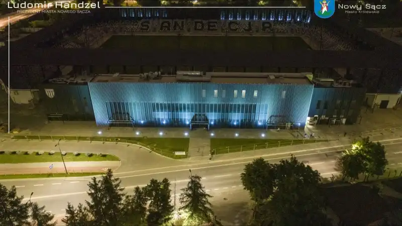 Ostatnia prosta przed premierą stadionu. Pierwsze światła już zapalone