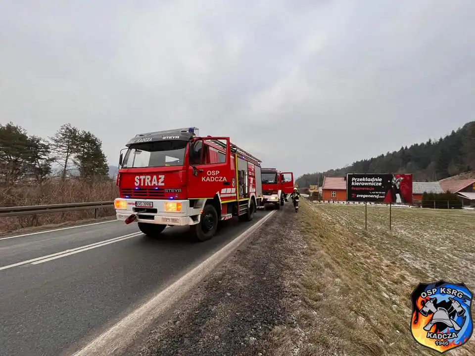 Wypadek w Kadczy. Samochód wypadł z jezdni i "wylądował" w szczerym polu