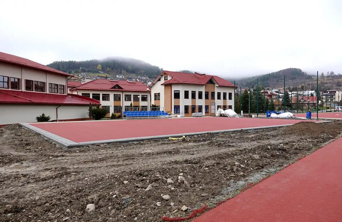 Przy ZSP w Krynicy-Zdroju powstaje nowoczesny kompleks boisk i bieżni