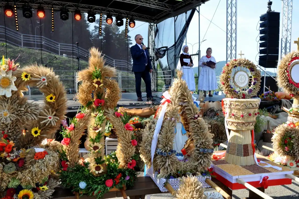 Barwne dożynki w Ptaszkowej