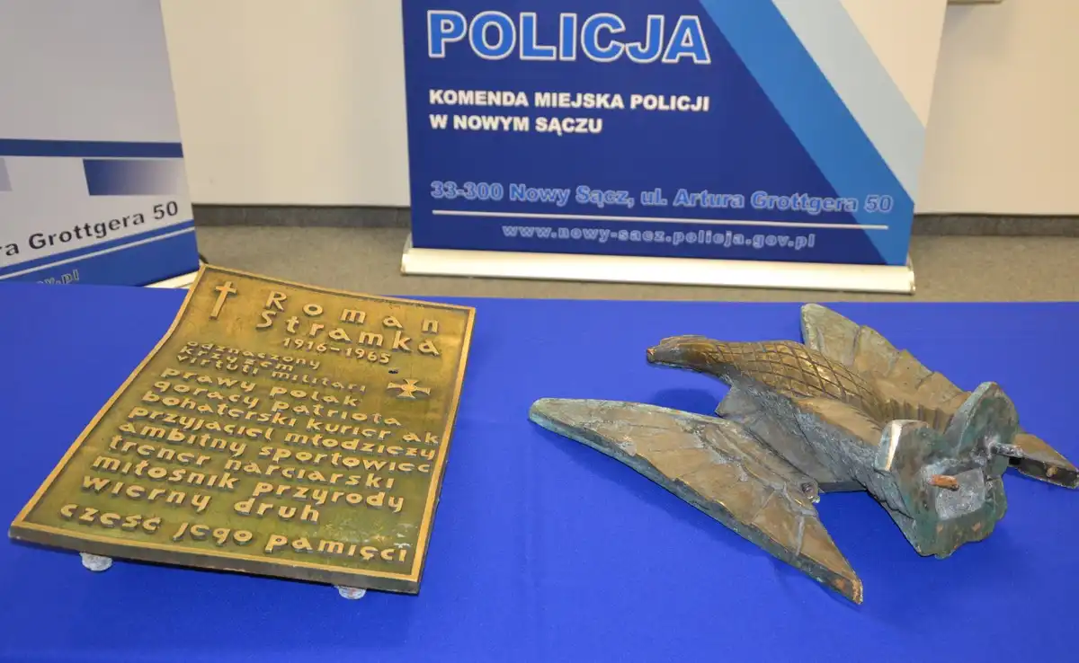 Nagrobek sądeckiego bohatera Romana Stramki znów prezentuje się okazale