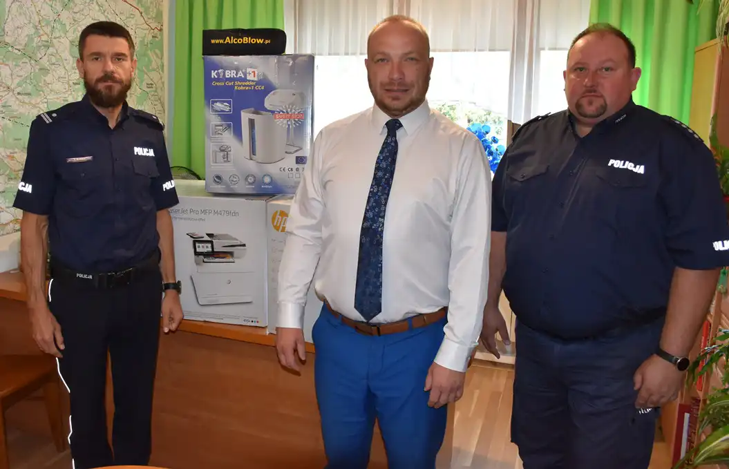 Wójt Gminy Łukowica przekazał policjantom nowy sprzęt