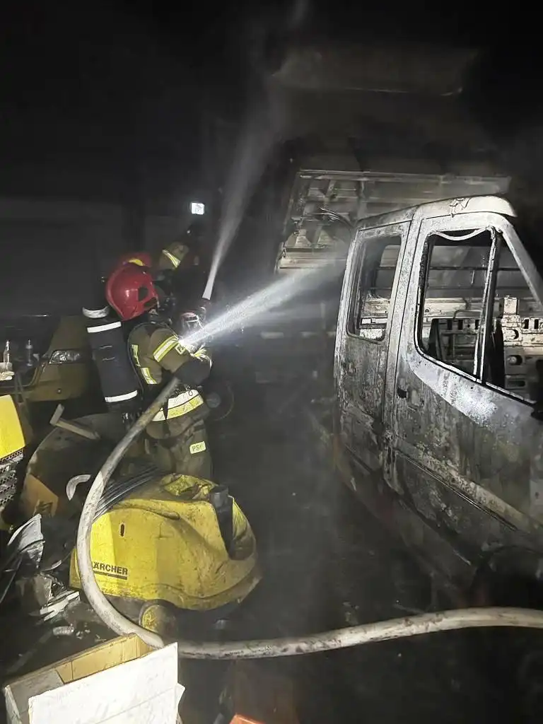 Trzetrzewina. Pożar w warsztacie samochodowym. Spłonął samochód