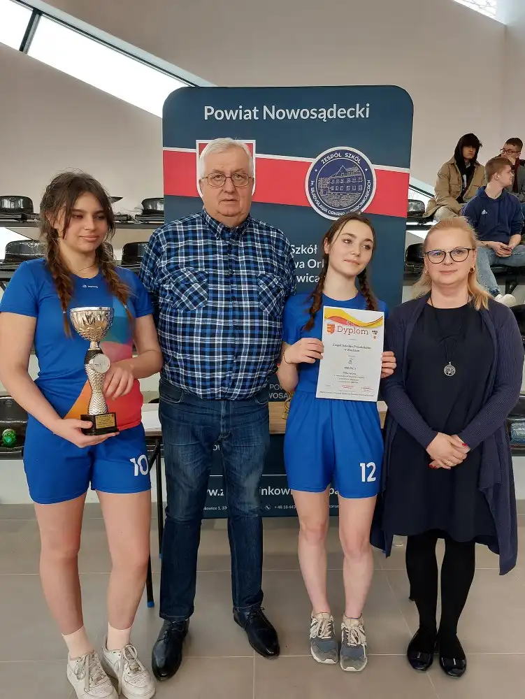 W Marcinkowicach rozegrano turniej piłki ręcznej. Wygrała drużyna ze SP w Podegrodziu