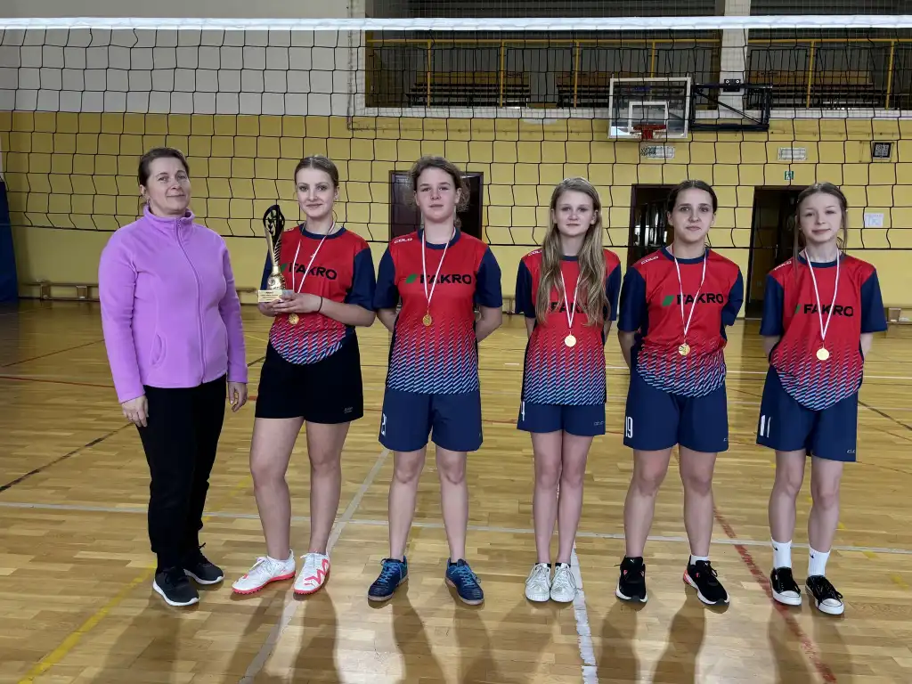 Gminny Turniej Siatkówki w Tymbarku. Zacięta rywalizacja i emocjonujące zwycięstwa