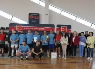 Halowy turniej piki nożnej służb mundurowych i samorządowych. Drużyna z Kamionki Wielkiej z pucharem