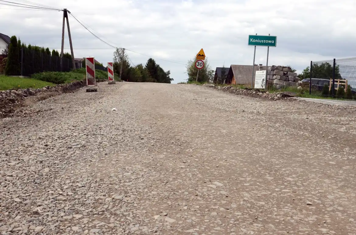 Trwa remont drogi w Koniuszowej zniszczonej podczas ulewnych deszczów i trąby powietrznej