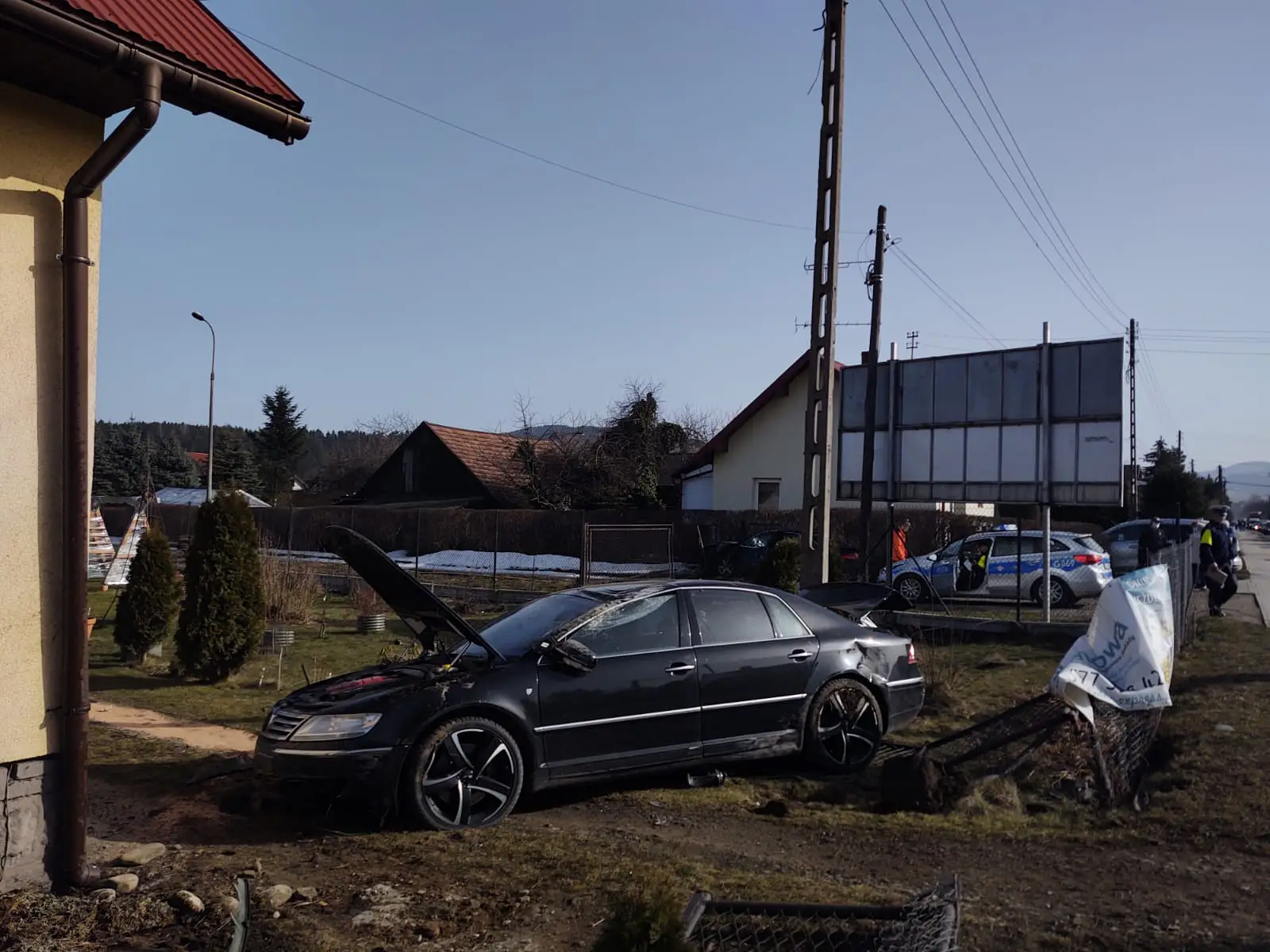 Kolizja dwóch aut na ul. Nawojowskiej w Nowym Sączu. Oba pojazdy wypadły z drogi