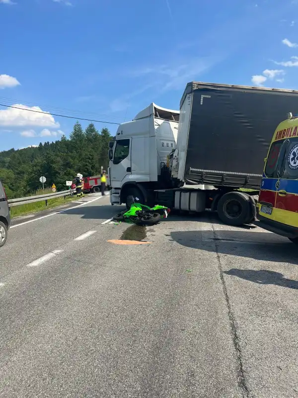 Wypadek w Krzyżówce. Ciężarówka zderzyła się z motocyklem. Jedna osoba trafiła do szpitala