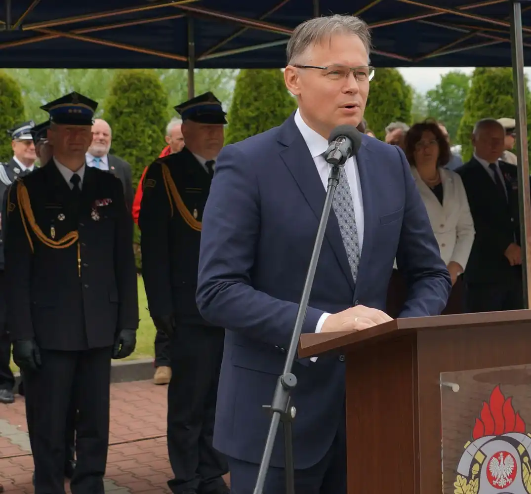 Powiatowy Dzień Strażaka. Starosta wręczył Złote Jabłka Sądeckie strażakom ze Specjalistycznej Grupy Poszukiwawczo-Ratowniczej