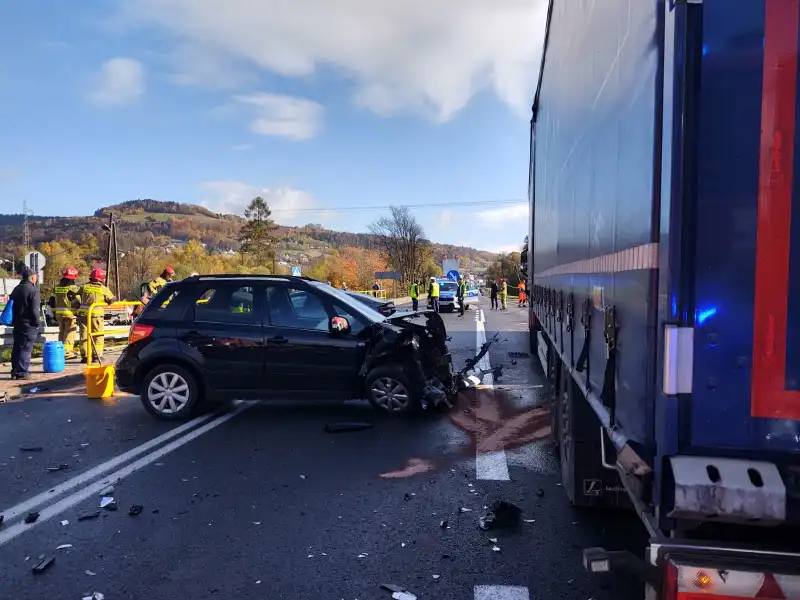 Paszyn: Dwie osobówki zderzyły się i uszkodziły przejeżdżającą obok ciężarówkę