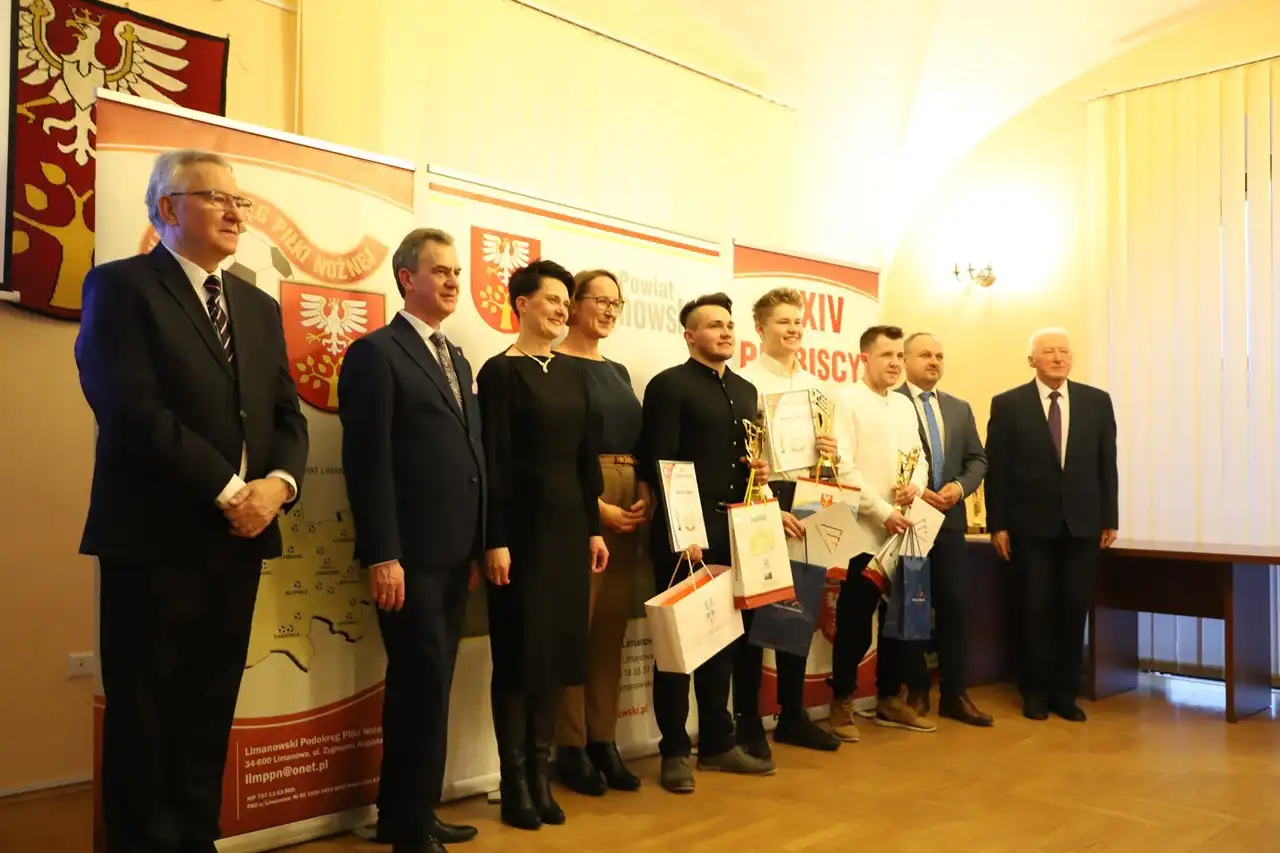 Laureaci XXIV Plebiscytu na najpopularniejszego piłkarza i trenera Ziemi Limanowskiej 2021 nagrodzeni