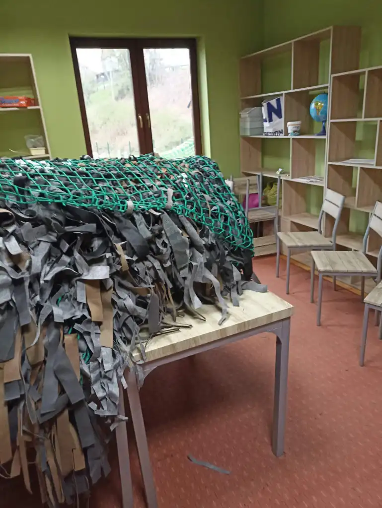 W Centrum Kulturalno-Społecznym w Marcinkowicach powstały siatki maskujące dla ukraińskich żołnierzy