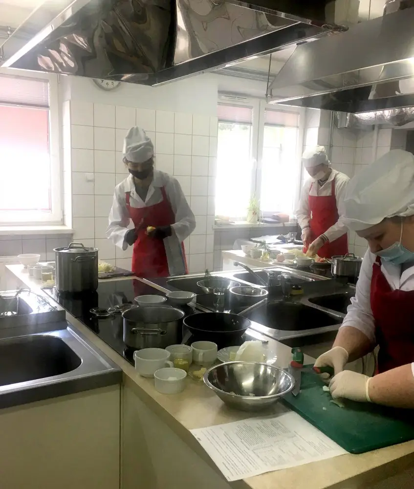 Uczniowie Zespołu Szkół w Starym Sączu uczestniczą w zajęciach praktycznych z gotowania