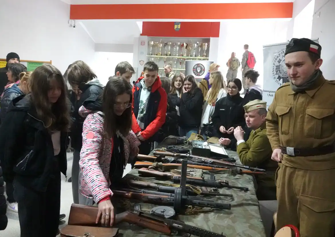 ZS w Marcinkowicach: będzie internat, strzelnica i świetne warunki do nauki. Mundury czekają na ósmoklasistów