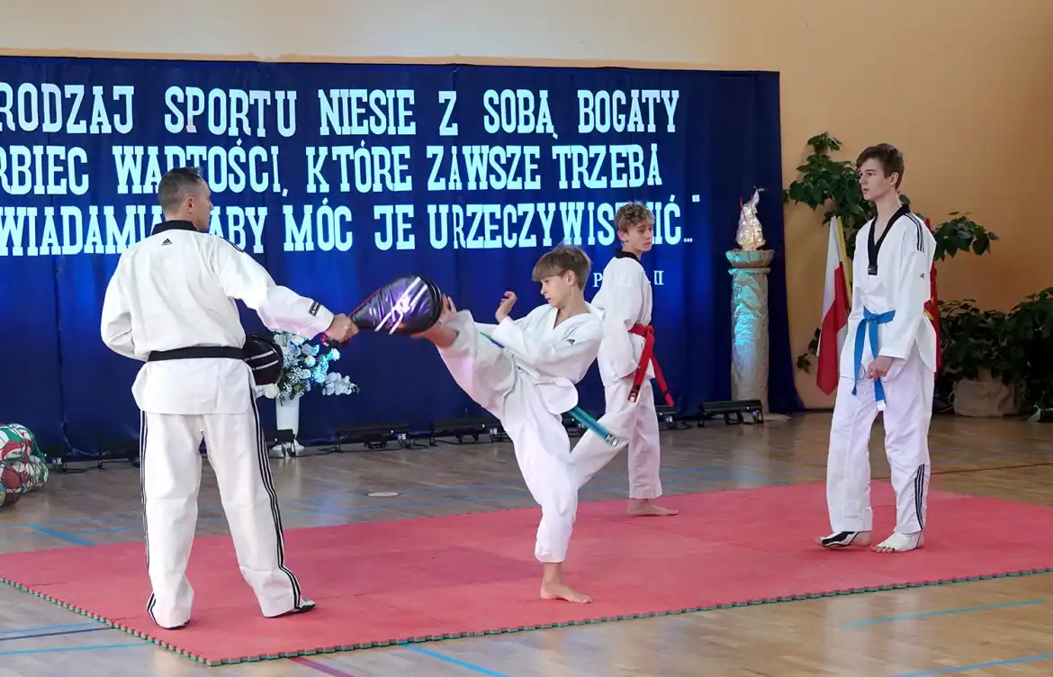 Przy ZSP w Krynicy-Zdroju powstał nowoczesny kompleks boisk i bieżni