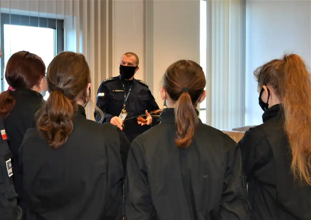 Uczniowie "klasy policyjnej" ZS w Marcinkowicach otrzymali akty nominacyjne na kolejne stopnie uczniowskie