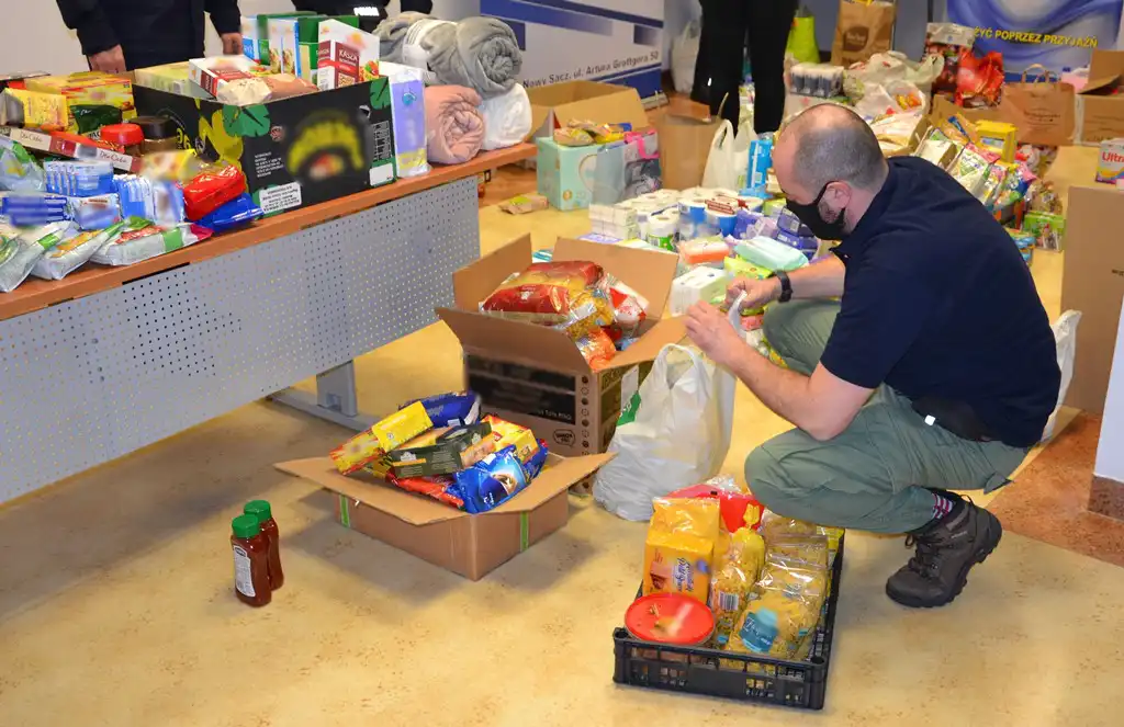 Sądeccy policjanci zebrali dary i przygotowują paczki dla mieszkańców Ukrainy