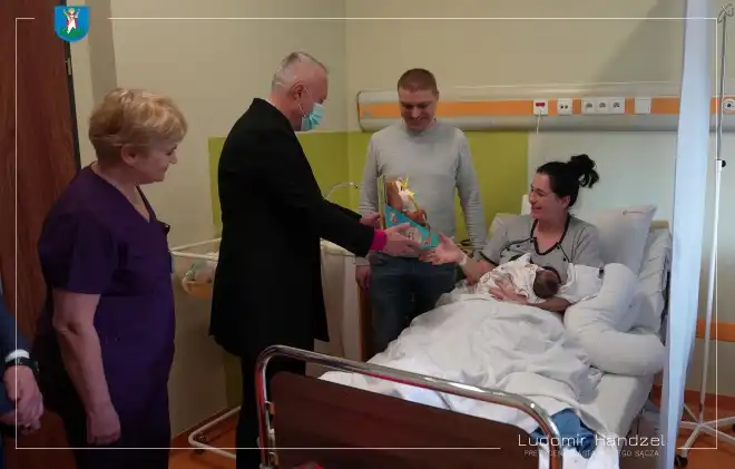 Nowy Sącz: Prezydent odwiedził pierwsze dzieci urodzone w 2024 roku