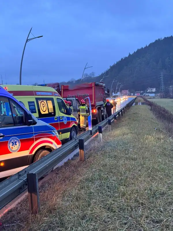 Wypadek na obwodnicy północnej Nowego Sącza. Kolizja dostawczaka z ciężarówką