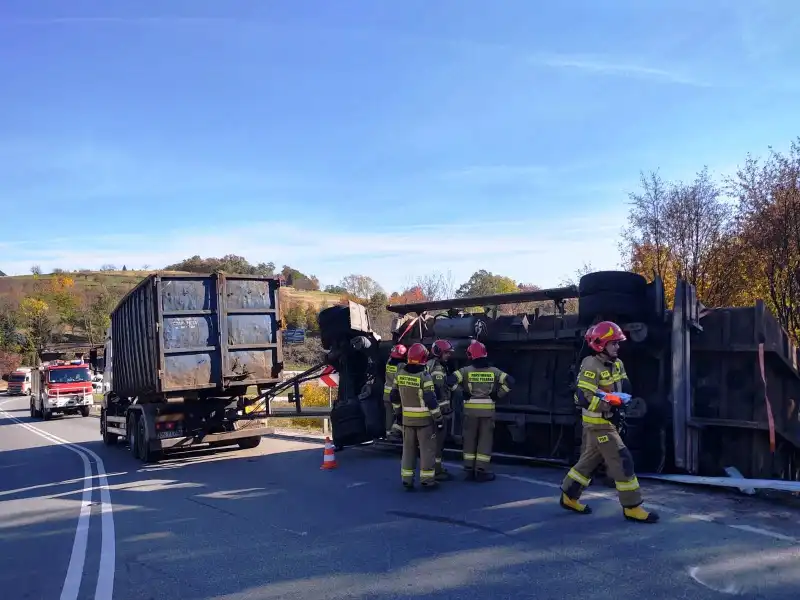 Tęgoborze: Na DK75 przewróciła się przyczepa z metalowymi chłodnicami