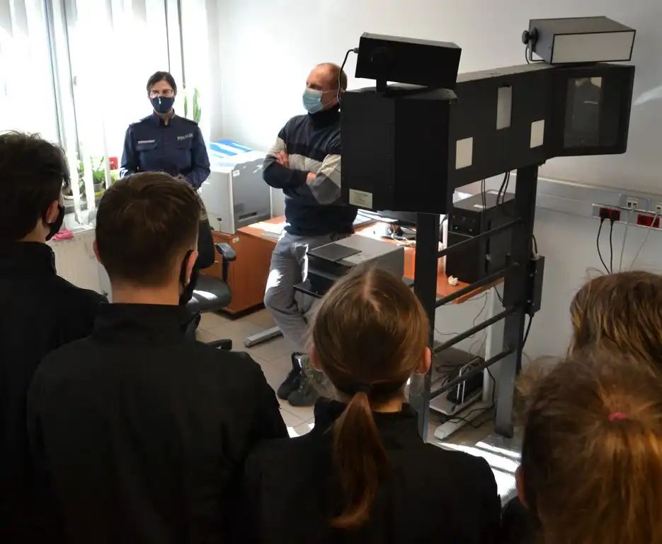 Uczniowie "klasy policyjnej" ZS w Marcinkowicach otrzymali akty nominacyjne na kolejne stopnie uczniowskie