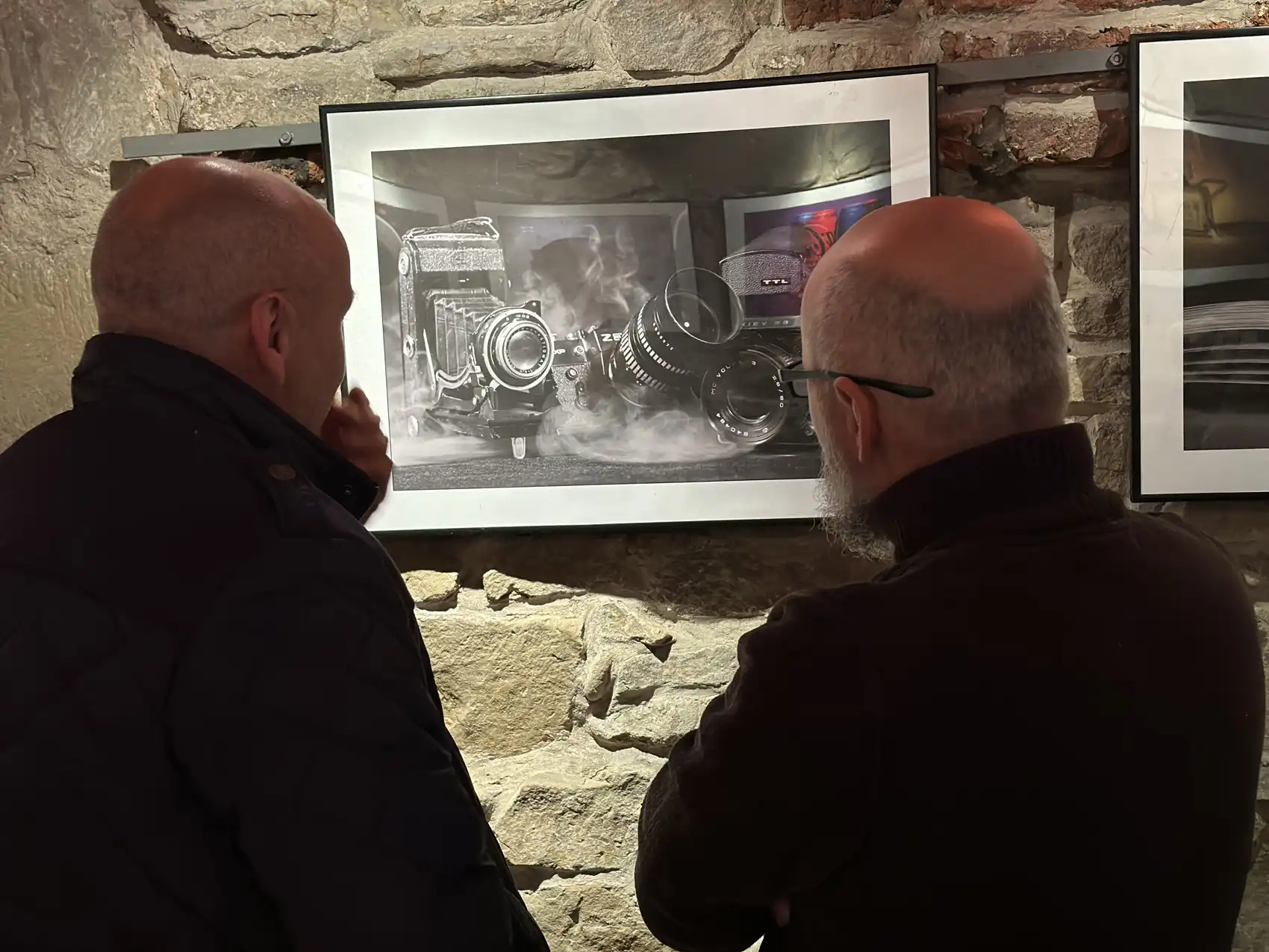 „Różne punkty widzenia”. Fotograficzna podróż przez wyjątkową wystawę w Sądeckiej Bibliotece Publicznej