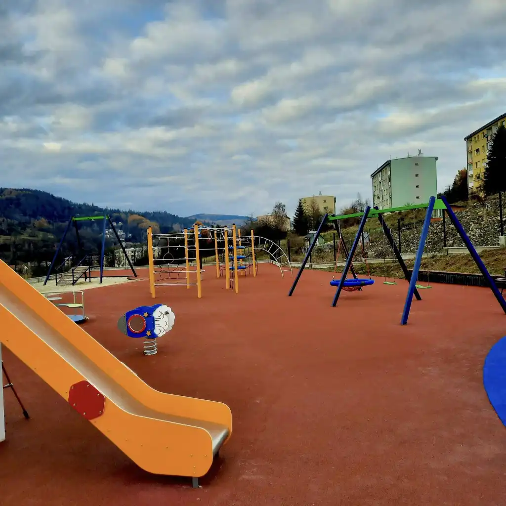 Krynica-Zdrój wzbogaca przestrzeń dla dzieci. Nowa nawierzchnia na placu zabaw
