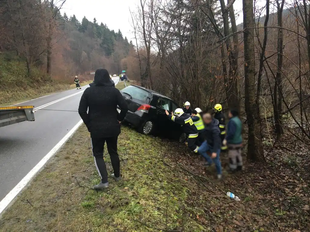 Polany: samochód osobowy wypadł z drogi
