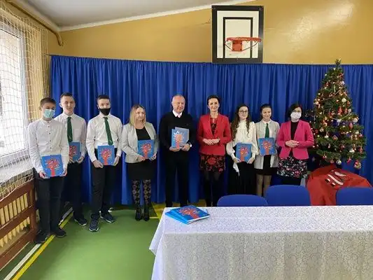 Szkoły modelowe w Nowym Sączu i Świniarsku z umowami grantowymi na zakup wysokiej jakości urządzeń cyfrowych