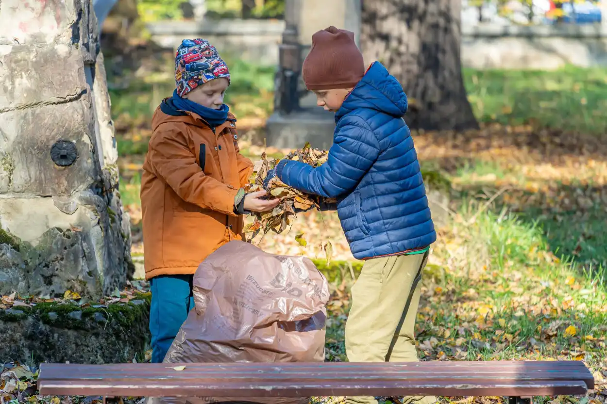 Stary Cmentarz w Nowym Sączu przygotowany na Wszystkich Świętych. Społeczna akcja sprzątania nekropolii