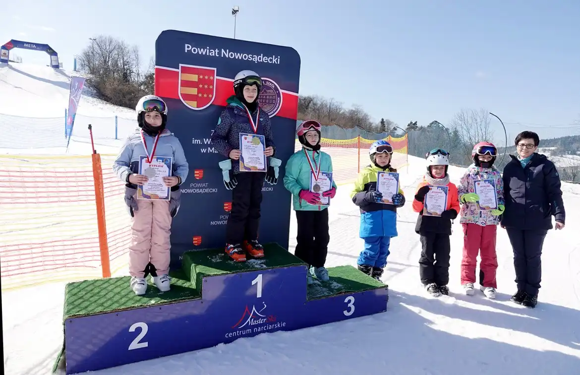 Zawody w narciarstwie alpejskim w Tyliczu. Na stok wyruszyło aż 200 zawodników