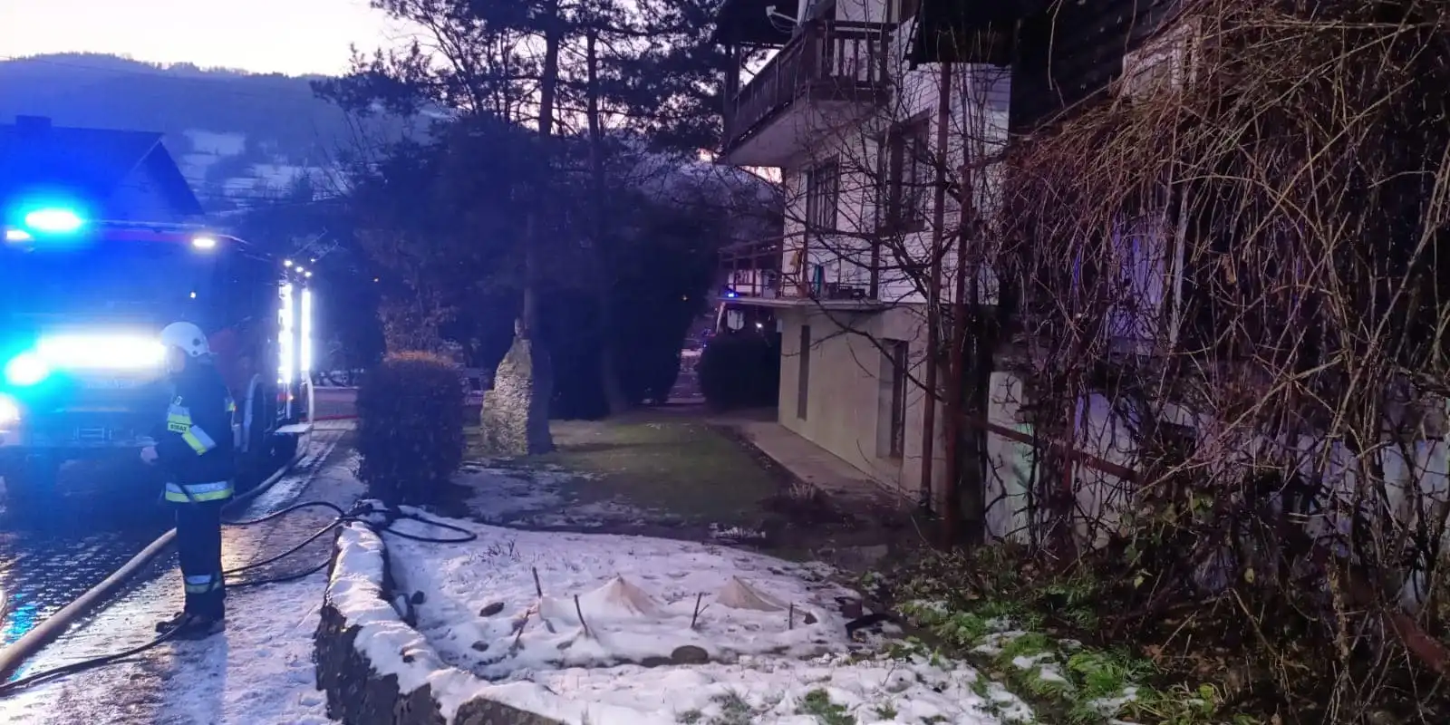 Głębokie. Groźny pożar drewnianego budynku, dwóch mężczyzn w szpitalu