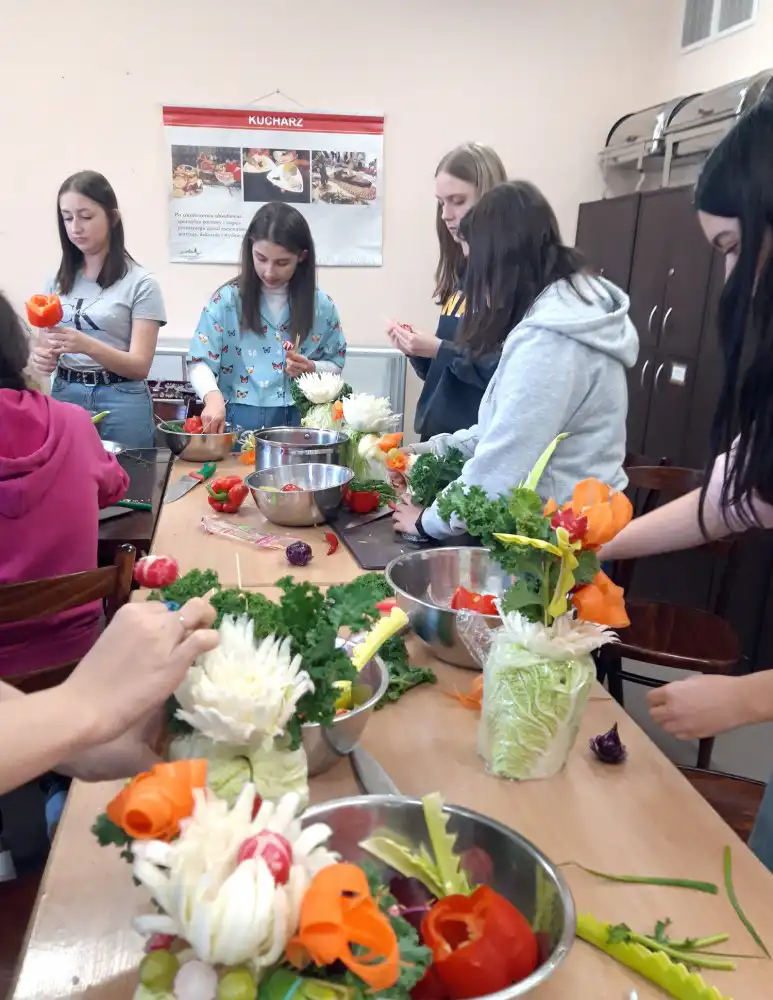 Uczniowie ZS w Starym Sączu tworzyli dekoracje z warzyw i owoców